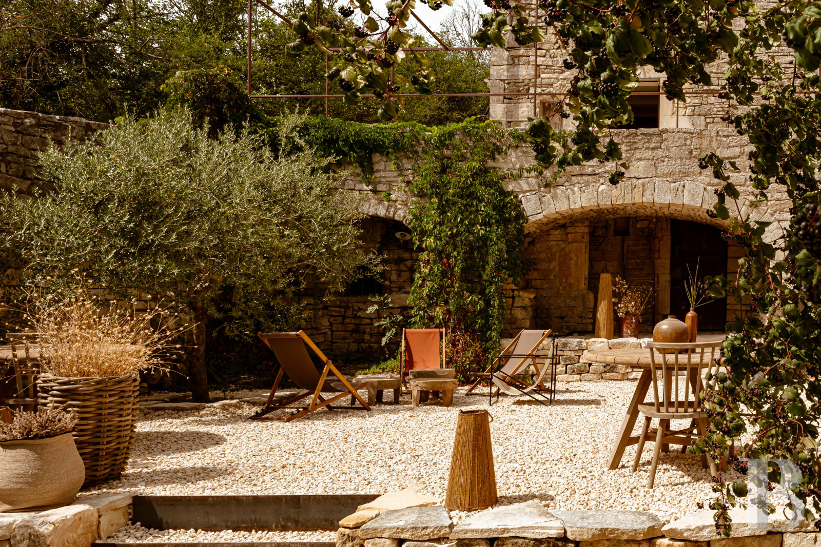 Dans le Gard, en bordure de l’Ardèche, un ancien mas restauré au milieu des oliviers, des vignes et des lavandes - photo  n°43
